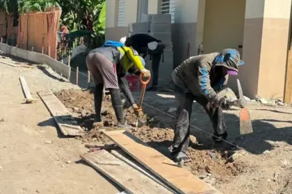 Ayuntamiento de Sabana Yegua construye un kilómetro de nuevos contenes