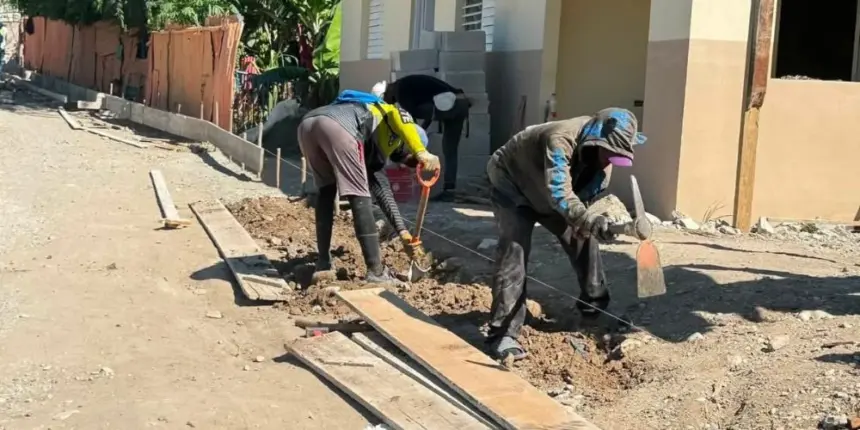 Ayuntamiento de Sabana Yegua construye un kilómetro de nuevos contenes