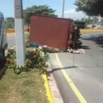 Camión se vuelca en elevado Núñez de Cáceres dejando un herido