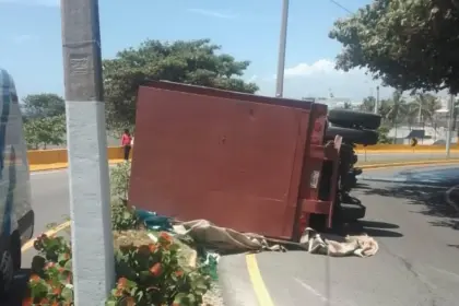 Camión se vuelca en elevado Núñez de Cáceres dejando un herido