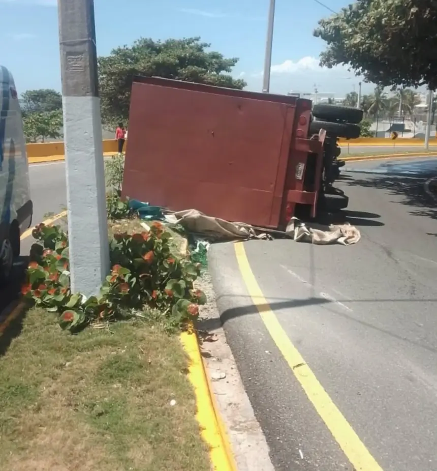 Camión se vuelca en elevado Núñez de Cáceres dejando un herido