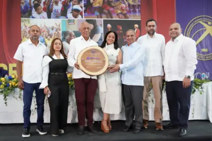 Mauricio Báez celebra 63 años con homenaje a Boyón Domínguez