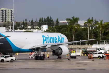 Demandan a Amazon por accidente aéreo mortal cerca de aeropuerto de Miami