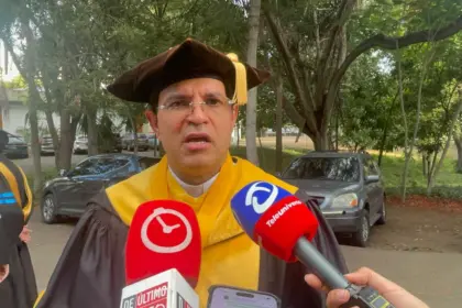 Rector PUCMM urge acelerar transformación educativa tras resultados PISA 2025