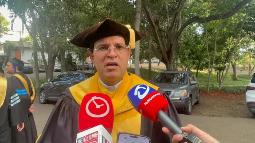 Rector PUCMM urge acelerar transformación educativa tras resultados PISA 2025