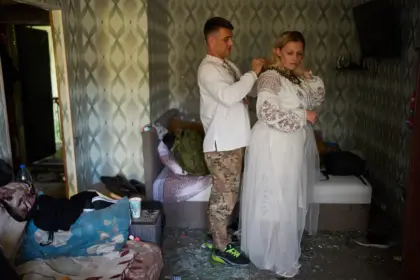 Pareja ucraniana se casa tras ataque ruso que destruyó su hogar en Kiev