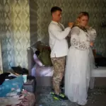 Pareja ucraniana se casa tras sobrevivir a un devastador ataque ruso