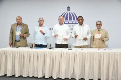 INPOSDOM lanza sello postal por 50 años de la Comisión Nacional del Cacao
