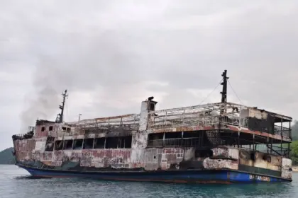 Hallan restos humanos en ferri de Filipinas tras trágico incendio