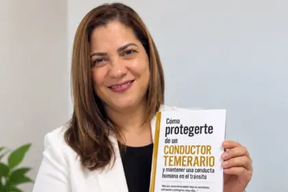 María Díaz impulsa la educación vial con donación de libros en Santo Domingo Oeste