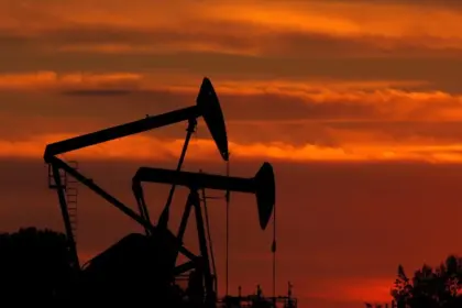 AIE proyecta caída en demanda mundial de petróleo por crisis EE.UU.-Irán