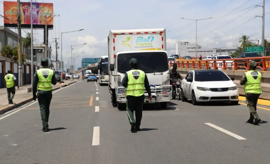 INTRANT y DIGESETT sancionan 41 vehículos pesados por circular mal