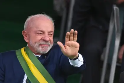 Lula lidera elecciones Brasil mientras Flávio Bolsonaro recorta distancia