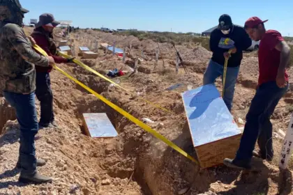 Ciudad Juárez inhuma 117 cuerpos sin identificar en la frontera mexicana