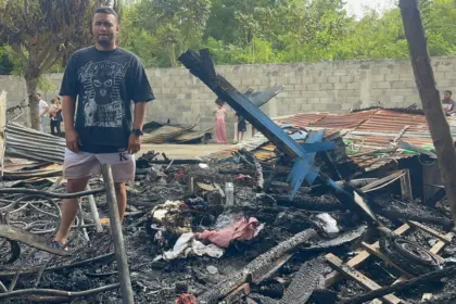 Incendio en Santiago destruye cinco viviendas y deja familias sin hogar