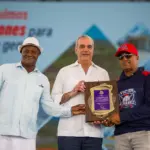 Abinader inaugura moderno estadio de béisbol en Pizarrete tras 26 años