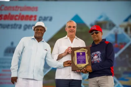 Abinader inaugura moderno estadio de béisbol en Pizarrete tras 26 años