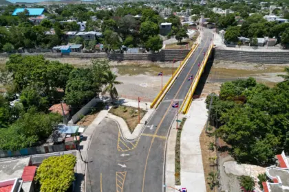 Abinader inaugura puente Los Hierros en Baní tras 40 años de espera