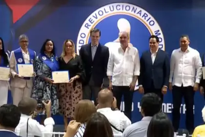 Abinader gradúa a 87 líderes municipales y certifica 350 en finanzas