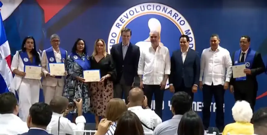 Abinader gradúa a 87 líderes municipales y certifica 350 en finanzas