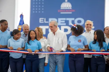 Abinader inaugura moderno techado deportivo en Cambita San Cristóbal