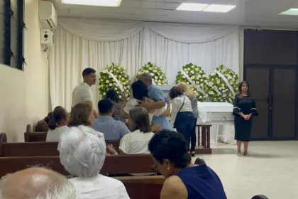 Santiago despide al histórico periodista Claudio Concepción en funeraria Savica