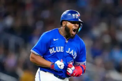 Vladimir Guerrero Jr. conecta su primer jonrón de 2026 en Toronto