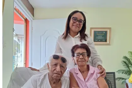 Francisca Frías rinde homenaje al educador Santiago Mejía en su libro