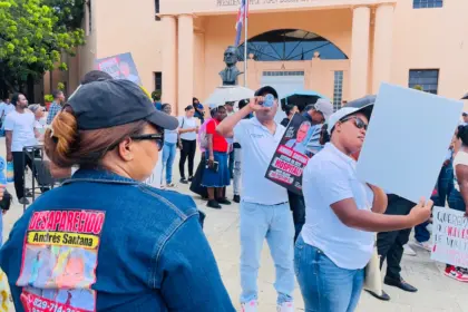 Familiares exigen intensificar búsqueda de Andrés Santana frente al Palacio