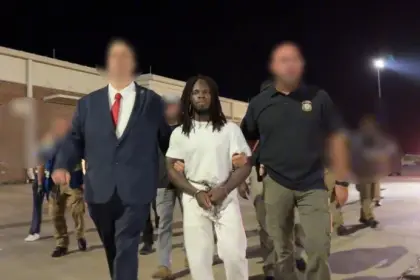 Deportan a Haití a hombre viral durante arresto de ICE en Boston