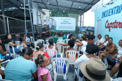 CoopManoguayabo renueva su directiva y aprueba ambiciosos proyectos CoopManoguayabo concluyó con éxito sus 12 asambleas distritales, logrando la renovación democrática de 50 posiciones dirigenciales. Este proceso, que contó con una formación técnica obligatoria para los nuevos líderes, reafirma el compromiso de la institución con la gobernanza y la transparencia institucional. Durante los encuentros, los socios respaldaron una inversión de RD$115 millones para la expansión de su sede central y la construcción de un nuevo salón de eventos. Asimismo, se presentó el Plan Estratégico 2026-2028, que prioriza la transformación digital, la sostenibilidad financiera y la mejora en la experiencia del socio. A pocos meses de celebrar su 80 aniversario, la cooperativa fortalece su impacto social al elevar del 5% al 10% el fondo destinado a apoyo comunitario y salud. Pese a ligeras discrepancias en el distrito Pablo Steele, el diálogo prevaleció, consolidando un modelo de gestión basado en la participación democrática y el desarrollo sostenible bajo el lema "Cooperar con Propósito".