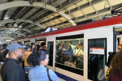 Restablecen servicio en Línea 2 del Metro tras falla eléctrica en Santo Domingo