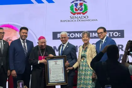 Senado reconoce trayectoria de servicio de monseñor Benito de la Rosa