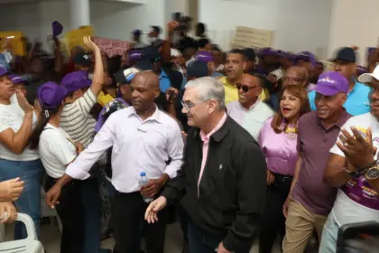 Juan Pérez formaliza apoyo a Gonzalo Castillo como candidato presidencial del PLD