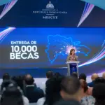 Raquel Peña entrega 10,000 becas para impulsar la educación superior