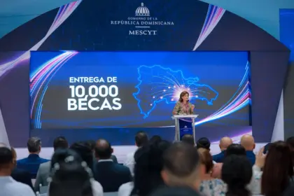 Raquel Peña entrega 10,000 becas para impulsar la educación superior
