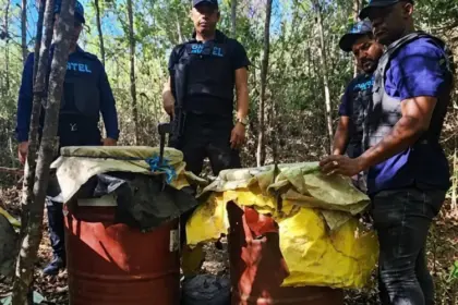 Desmantelan laboratorio de bebidas adulteradas con 10 mil litros en Azua