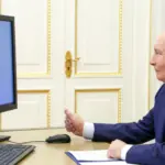 Vladímir Putin ejerce su voto electrónico en las elecciones de Rusia