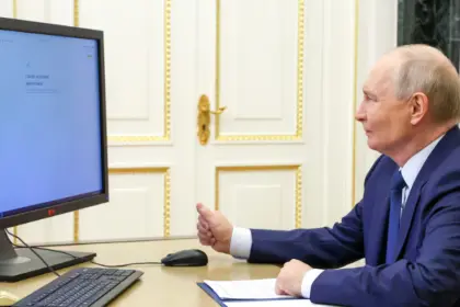 Vladímir Putin ejerce su voto electrónico en las elecciones de Rusia