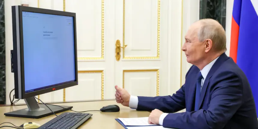 Vladímir Putin ejerce su voto electrónico en las elecciones de Rusia