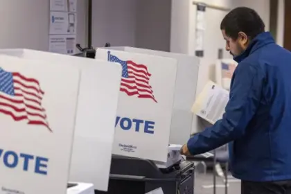 Demandan al Gobierno de EE.UU. por presencia de agentes en centros de votación