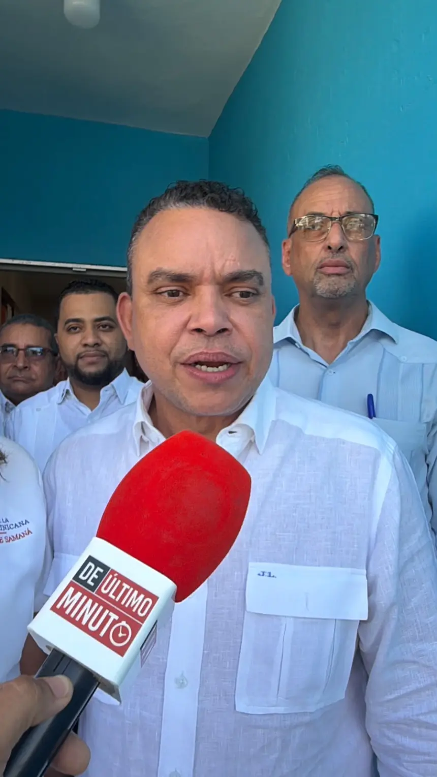 SNS entrega equipos médicos en policlínica de Arroyo Barril por RD$400 mil