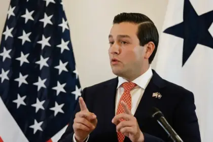 EE.UU. y Panamá cooperan para salir de la lista de tránsito de drogas