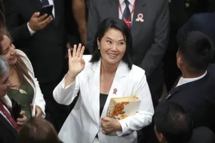 Aprobación de Keiko Fujimori cae 18 puntos en su primer mes de gestión