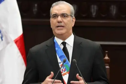 Luis Abinader acompaña a Dani y Colombia Alcántara tras muerte de su padre