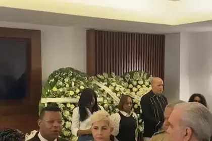Luis Abinader expresa condolencias a Dani y Colombia Alcántara por duelo
