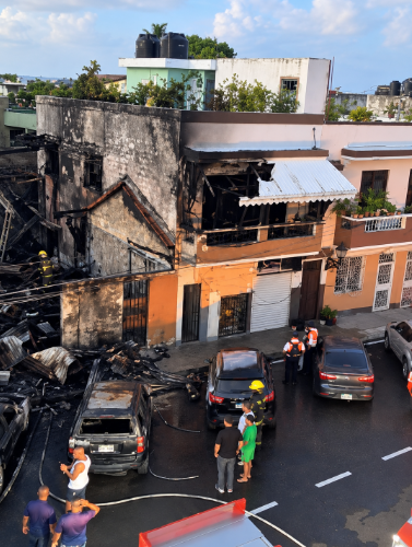 Incendio devasta vivienda y vehículos en la Ciudad Colonial de SD