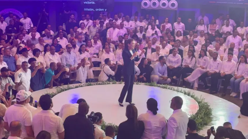 Carolina Mejía integra a Ricardo de los Santos a su proyecto presidencial