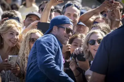 Brad Pitt causa furor en San Sebastián tras saludar a sus fans