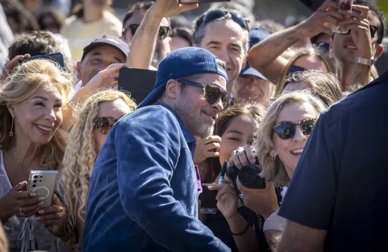 Brad Pitt causa furor en San Sebastián tras saludar a sus fans